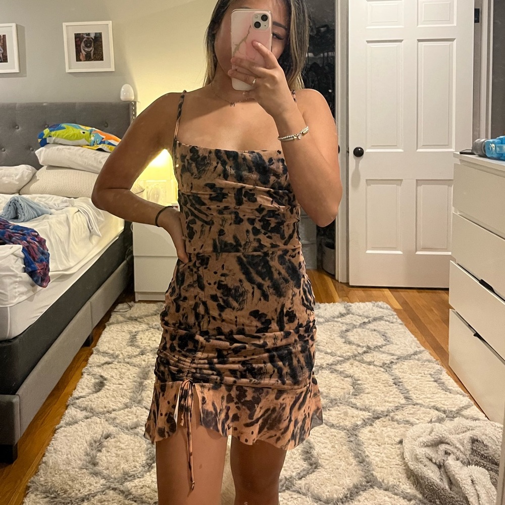 PrettyLittleThing Mesh Tie Dye Print Ruched Bodycon Dress - Picture 2 of 7
